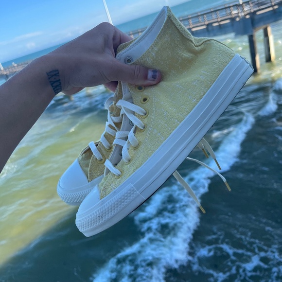 Brand new yellow fb converse - Picture 5 of 5